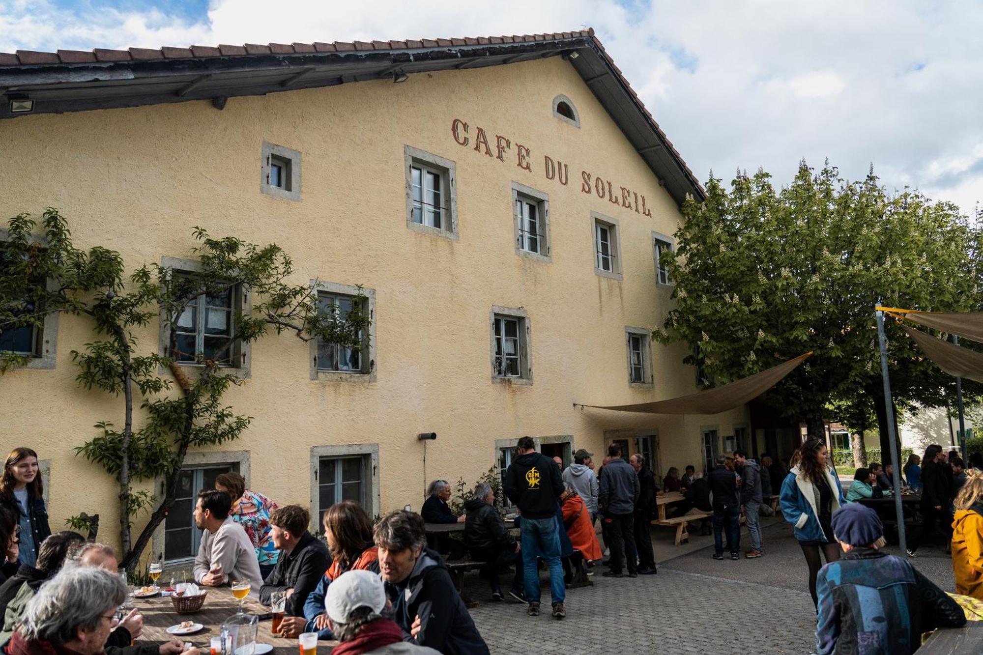 Cafe Du Soleil Hotel Saignelégier Exterior photo